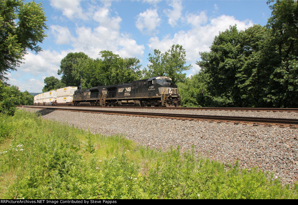 NS 4061 takes train 20K East